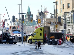 15. Feb. 2022 - Die Besetzung und Proteste von Truckern gehen am Dienstagnachmittag in der Innenstadt von Ottawa ihren 19. Tag weiter.