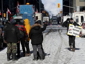 15. Feb. 2022 - Die Besetzung und Proteste von Truckern gehen am Dienstagnachmittag in der Innenstadt von Ottawa ihren 19. Tag weiter.