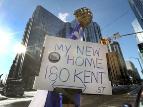 15. Feb. 2022 - Die Besetzung und Proteste von Truckern gehen am Dienstagnachmittag in der Innenstadt von Ottawa ihren 19. Tag weiter.  Ein Armeehelm sitzt am Dienstag auf einem Stock und einer Flagge in der Kent Street.  TONI