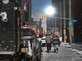 15. Februar 2022 - Die Besetzung und Proteste von Truckern gehen am Dienstagnachmittag in der Innenstadt von Ottawa zum 19.