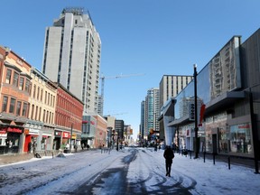 15. Feb. 2022 - Die Besetzung und Proteste von Truckern gehen am Dienstagnachmittag in der Innenstadt von Ottawa ihren 19. Tag weiter.  Das Rideau Center in Ottawa ist am Dienstag noch geschlossen.