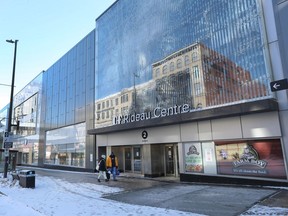 15. Feb. 2022 - Die Besetzung und Proteste von Truckern gehen am Dienstagnachmittag in der Innenstadt von Ottawa ihren 19. Tag weiter.  Das Rideau Center in Ottawa ist am Dienstag noch geschlossen.