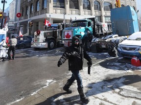 15. Feb. 2022 - Die Besetzung und Proteste von Truckern gehen am Dienstagnachmittag in der Innenstadt von Ottawa ihren 19. Tag weiter.