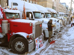 15. Februar 2022 - Die Besetzung und Proteste von Truckern gehen am Dienstagnachmittag in der Innenstadt von Ottawa zum 19.