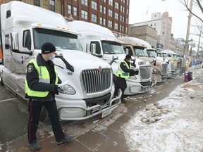 OTTAWA – 16. února 2022 – Okupace a protesty kamioňáků pokračují ve středu ráno v centru Ottawy 20. dnem.  Policie rozdávala demonstrantům v centru města upozornění, že pokud budou nadále blokovat ulice, dopouštějí se trestného činu a hrozí jim zatčení.