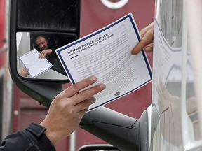 OTTAWA – 16. února 2022 – Okupace a protesty kamioňáků pokračují ve středu ráno v centru Ottawy 20. dnem.  Policie rozdávala demonstrantům v centru města upozornění, že pokud budou nadále blokovat ulice, dopouštějí se trestného činu a hrozí jim zatčení.