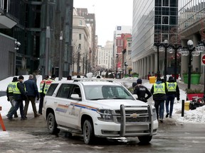 OTTAWA – 16. února 2022 – Okupace a protesty kamioňáků pokračují ve středu ráno v centru Ottawy 20. dnem.  Policie rozdávala demonstrantům v centru města upozornění, že pokud budou nadále blokovat ulice, dopouštějí se trestného činu a hrozí jim zatčení.
