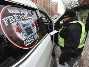 OTTAWA – 16. února 2022 – Okupace a protesty kamioňáků pokračují ve středu ráno v centru Ottawy 20. dnem.  Policie rozdávala demonstrantům v centru města upozornění, že pokud budou nadále blokovat ulice, dopouštějí se trestného činu a hrozí jim zatčení.