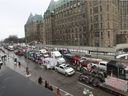 Demonstranten und Trucker gegen das Impfmandat protestieren am Mittwoch an ihrem sechsten Tag in der Wellington Street in der Innenstadt von Ottawa.    