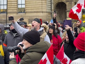 Vůdce protestu proti mandátu proti očkování Pat King mezi davem v centru Ottawy ve středu 16. února 2022.