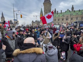 Vůdce protestu proti mandátu proti očkování Pat King mezi davem v centru Ottawy ve středu 16. února 2022.