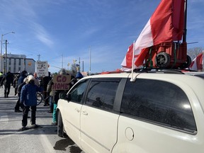 Gegendemonstranten des „Freedom Convoy“ blockierten am Sonntag, den 13. Februar 2022, den Verkehr in der Bank Street und am Riverside Drive.