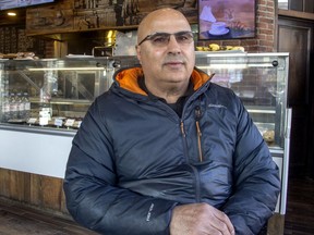 ByWard Cafén omistaja Khaled Farhat pelkäsi, että pandemia saattaa tuhota hänen yrityksensä.