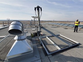 Dieses Handout-Foto zeigt die Antennenanordnung des Drohnendetektionssystems von InDro Robotics, das auf einem Dach des Ottawa International Airport installiert ist.