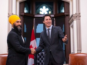 Le chef du NPD Jagmeet Singh et le premier ministre Justin Trudeau partagent un moment amical sur la colline du Parlement.