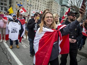 Demonstranten waren am Samstag unterwegs, um den vorbeifahrenden Konvoi durch die Innenstadt von Ottawa zu unterstützen.