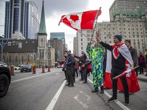 Eine Gruppe von Demonstranten wollte einen vorbeifahrenden Konvoi von Anti-Mandat-Autofahrern unterstützen, der am Samstag durch die Innenstadt von Ottawa rollte.