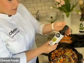 „Chosen Foods“ šefė Maria Covarrubias gamina lašišą ant sezamo skrudintų daržovių, naudodama avokadų aliejų.