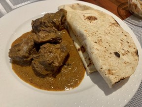 Rendang kambing berbondong-bondong