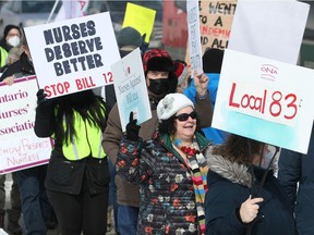 Vendredi, des infirmières se sont rassemblées devant le bureau du député provincial Jeremy Roberts pour protester contre le projet de loi 124, qui limite les augmentations salariales du secteur public en Ontario à un pour cent par an.