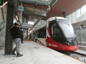 Photo d'archives : Un train léger sur rail arrive à la gare de Lees.