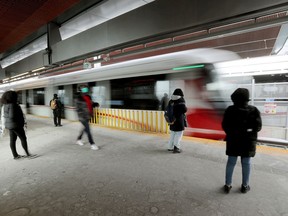 Les usagers attendent le TLR à la station U d'Ottawa.  Com.  Shawn Menard demande une étude sur la faisabilité de la gratuité des transports en commun.
