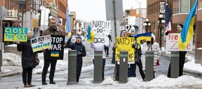 Demonstranten auf der anderen Straßenseite der US-Botschaft am Sussex Drive rufen am Dienstagabend Forderungen an die NATO, mehr zu tun, um die russische Invasion in der Ukraine zu beenden.