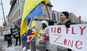 Demonstranten auf der anderen Straßenseite der US-Botschaft am Sussex Drive rufen am Dienstagabend Forderungen an die NATO, mehr zu tun, um die russische Invasion in der Ukraine zu beenden.