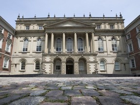 Osgoode Hall, au centre-ville de Toronto, abrite le Barreau de l'Ontario.