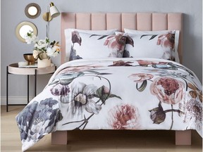 Modelele florale supradimensionate sunt în tendințe pentru decorul de primăvară 2022. Set de cuvertură din bumbac Hometrends Nourish, 3 piese, 80 USD, Walmart.ca