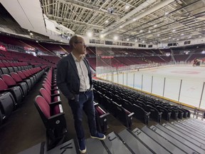 Der Präsident und CEO der Ottawa Sports and Entertainment Group, Mark Goudie, blickt über die Eisfläche der aktuellen Arena im Lansdowne Park.