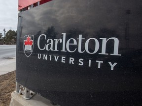 Une version archivée de la page Web de rapport de l'Université Carleton indiquait que le 29 mars, 231 cas de COVID-19 avaient été signalés ce mois-là.  Cela représentait 68% des 340 cas signalés sur le campus depuis septembre 2021.