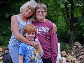 Ein Familienfoto zeigt Dylan Johnson (vorne) mit seinem älteren Bruder Aidan und Großmutter Suzanne St-Denis.