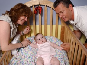 PHOTO DE FICHIER :  Renee Stocks, neuf mois, (avec sa mère Brenda Stocks et son père Andrew Stocks) a un court séjour à la maison du CHEO.