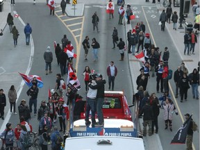 „Rolling Thunder“-Teilnehmer tummeln sich am Freitagabend auf der Rideau Street.