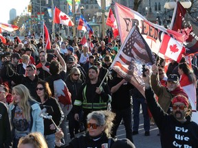 Die Teilnehmer von „Rolling Thunder Ottawa“ marschieren am Freitag entlang der Wellington Street in der Nähe des National War Memorial.