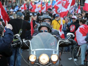 Teilnehmer und Unterstützer des „Rolling Thunder“-Konvois in der Innenstadt von Ottawa am Freitag.
