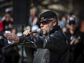 Neil Sheard, l'organisateur du rassemblement « Rolling Thunder Ottawa », prend la parole lors de la cérémonie au Monument commémoratif de guerre du Canada.