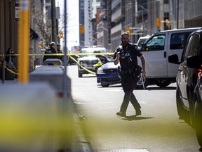 Die Polizei von Ottawa ermittelte nach einem Vorfall mit einem Auto in der Elgin Street.  Der Polizeidienst von Ottawa twitterte später, dass „der Fahrer wegen gefährlicher Fahrweise festgenommen und als jemand mit Kautionsauflagen identifiziert wurde, um nicht nach Ottawa einzureisen, was auf Anklagen zurückzuführen ist, die während der Besetzung im Februar erhoben wurden.“