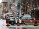 Eine Polizeiblockade an der Kreuzung der Straßen Wellington und Bank während der „Freedom Convoy“-Proteste in Ottawa im Februar.  Die Polizei von Ottawa hat angekündigt, dass es wegen der geplanten Rolling Thunder Ottawa-Rallye in Ottawa, die später in dieser Woche beginnt, eine „Automobil-Sperrzone“ geben wird.