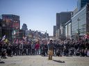 Eine Menschenmenge versammelt sich am Samstag zur „Rolling Thunder Ottawa“-Zeremonie am National War Memorial.