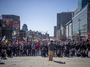 Une foule se rassemble samedi pour la cérémonie « Rolling Thunder Ottawa » au Monument commémoratif de guerre du Canada.