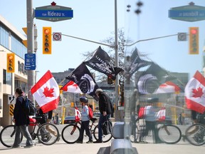 Einige der Teilnehmer des 'Rolling Thunder Ottawa' in der Innenstadt am Samstag.