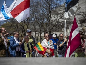 Diverses communautés se sont réunies pour manifester leur solidarité avec le peuple ukrainien le dimanche 8 mai 2022 lors de l'hommage canadien aux droits de la personne sur la rue Elgin.