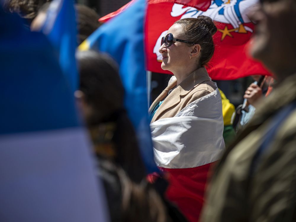 Des manifestants protestent contre la guerre russe en Ukraine alors qu’ils marquent la victoire sur l’Allemagne nazie