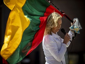 Loreta Gudynaite s'adresse à la foule lors de la manifestation de dimanche.