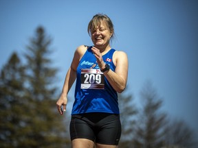 Debra Denault strahlte übers ganze Gesicht, als sie am Sonntagnachmittag unter strahlendem, warmem Sonnenschein am Rennen teilnahm.