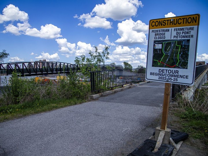  The pedestrian bridge crossing the Transitway near Lincoln Fields is being closed down with a new one not yet ready to be opened.