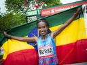 Gelete Burka überquerte am 27. Mai 2018 als erste Frau die Ziellinie des Marathons. Auf dem Weg zum Sieg stellte sie einen Veranstaltungsrekord auf.