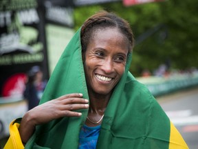 Eine begeisterte Gelete Burka hüllt sich 2018 an der Ziellinie des Marathons in die äthiopische Flagge. Ashley Fraser/Postmedia